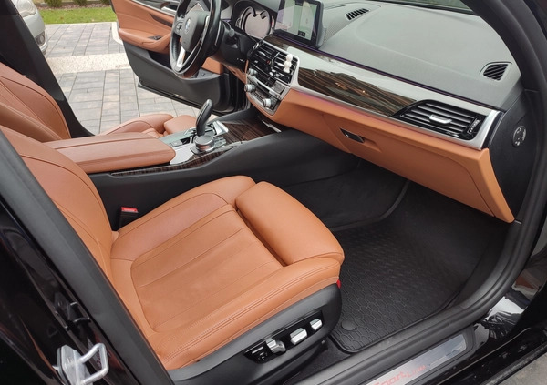 BMW Seria 5 cena 118500 przebieg: 151000, rok produkcji 2018 z Opoczno małe 596